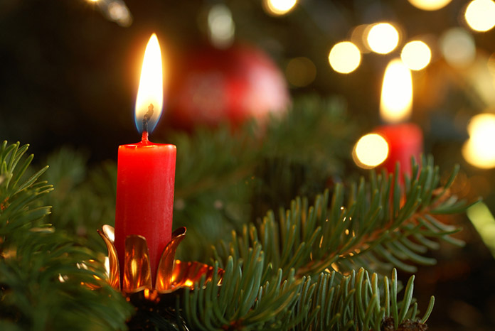 Weihnachtsbaum Kerze: Achten Sie darauf, dass Ihr Christbaum nicht in Brand gesetzt wird