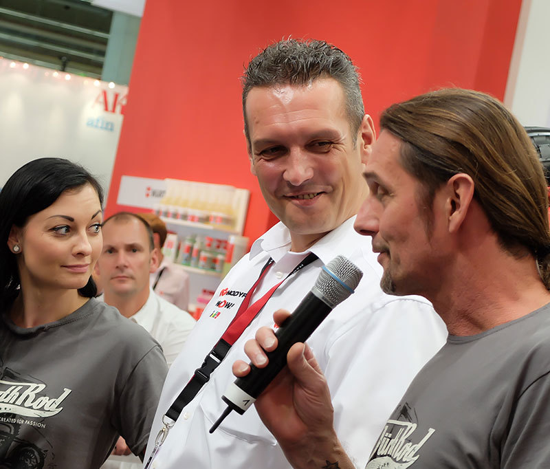 Moderatorin Lina Van de Mars Official, Jens Görsdorf, Leiter Key-Account-Management Auto und Hotrod Hangar Chef Knud Tiroch präsentieren den Würth Rod