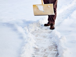 Schaufeln und streuen: Mit Schaufel und Streusalz sorgen Sie auch im Winter für sichere Wege!
