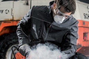 Die Brille Fornax können Sie auch mit der Faltmaske FM 3000 FFP2 NR D tragen.
