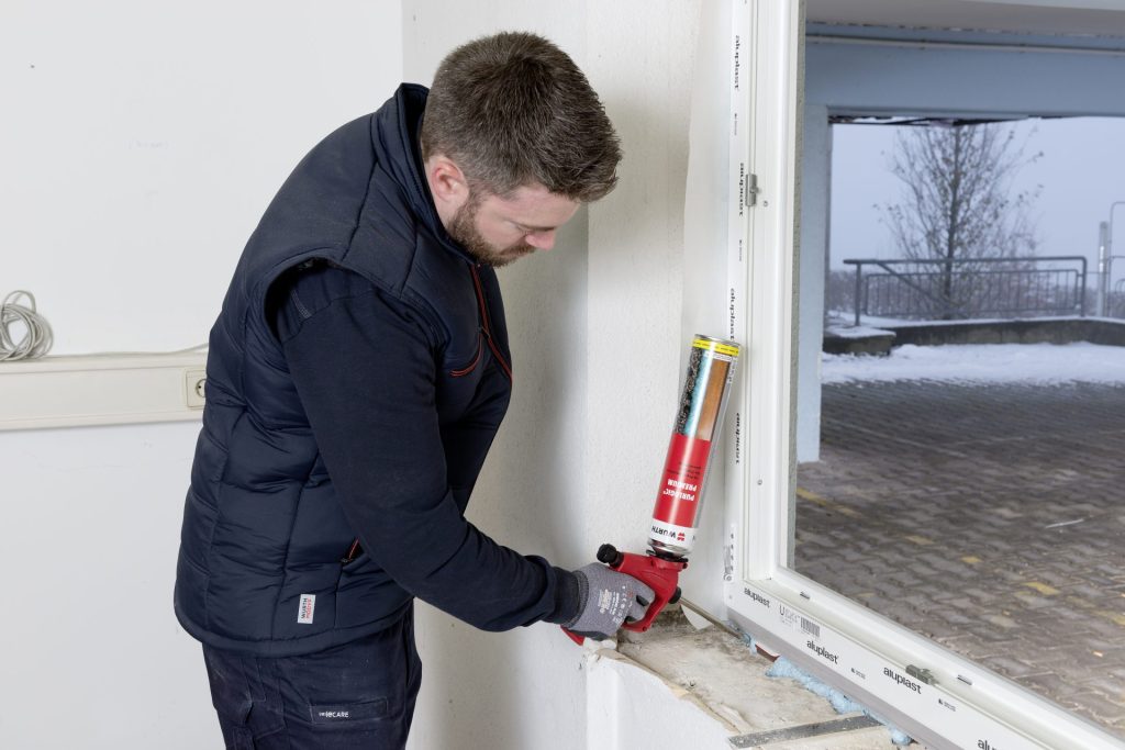 Schäumen, PU-Schaum, Purlogic, Schaumpistole, Abdichtung, Fenster einbauen, Schreiner, P4W, Kampagne, 2021, Passion for Work, , Fenster, Division Holz, Holz, Fensterbau, Fensterinstallation, Montage, Anwendung
