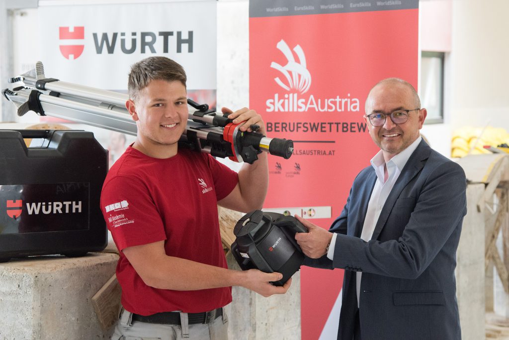 Marc Berndorfer hat sein Lasermessgerät von Würth schon intensiv im Einsatz. Geschäftsniederlassungsleiter Helmut Reitstätter hat es ihm in der Bauakademie Lachstatt in Oberösterreich übergeben.