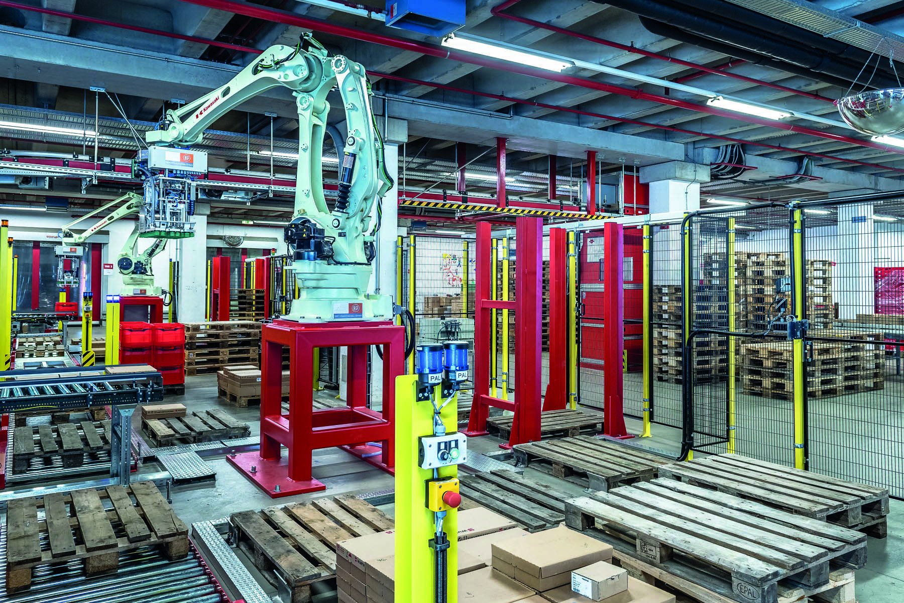 Roboter für die automatisierte Versandpalettierung sorgen für Entlastung bei den Mitarbeitern. ©Würth