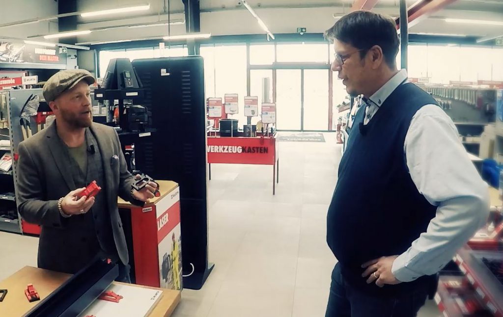Markus im Gespräch mit dem Erfinder der Nivelliersystems Franz Topf (rechts)