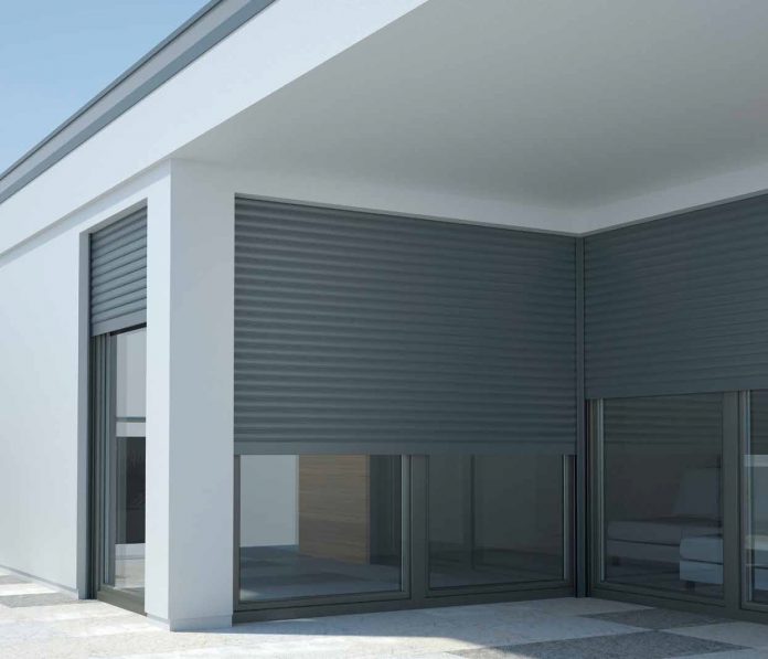 Modernes Wohnhaus mit Rollladen
