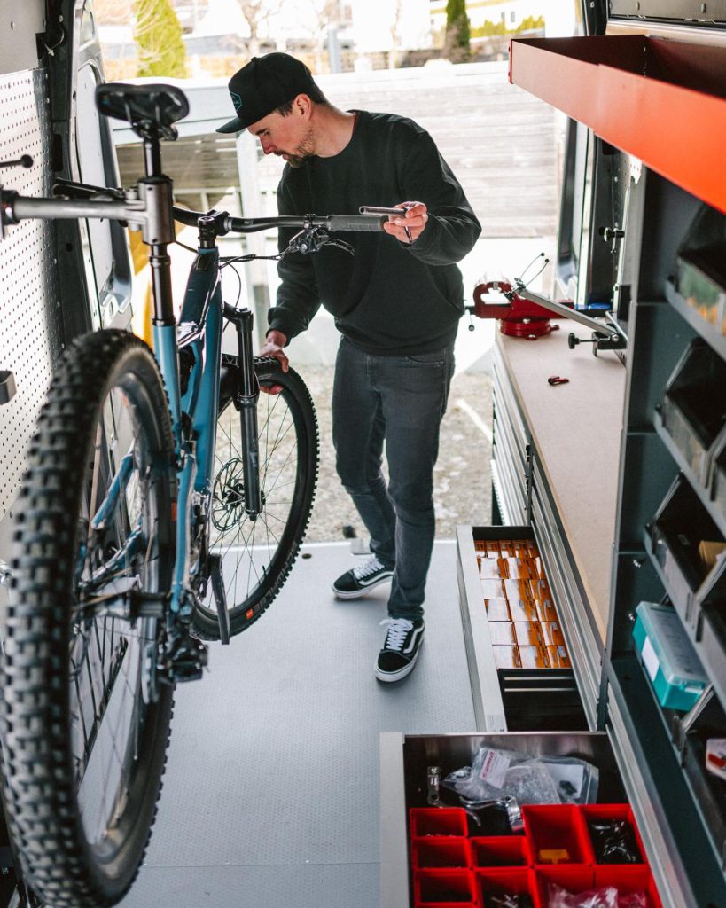 Würth Fahrzeugeinrichtung in Action bei "Radschlag" der mobilen Fahrrad-Werkstatt