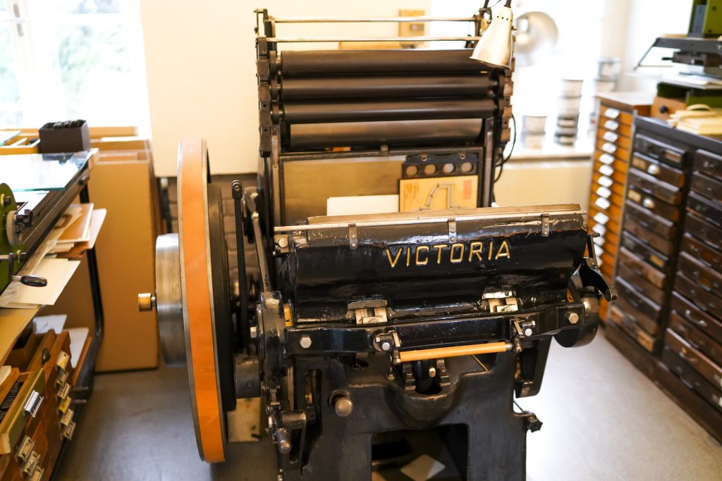 Antike Buchdruckmaschine Victoria-Tiegeldruckpresse