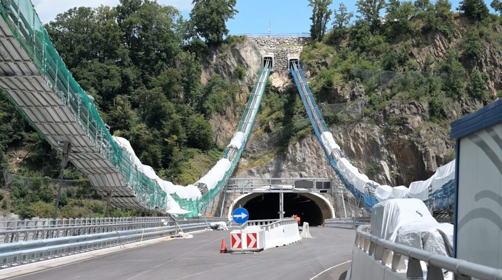 A26 Westumfahrung Linz: Im Bau Hängebrücke sowie Auf- und Abfahrten im Tunnel.