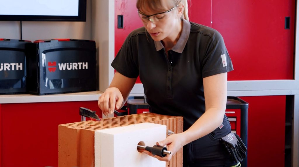 Nach der Reinigung wird der AMO®-Therm inklusive Siebhülse in das Bohrloch eingebracht.