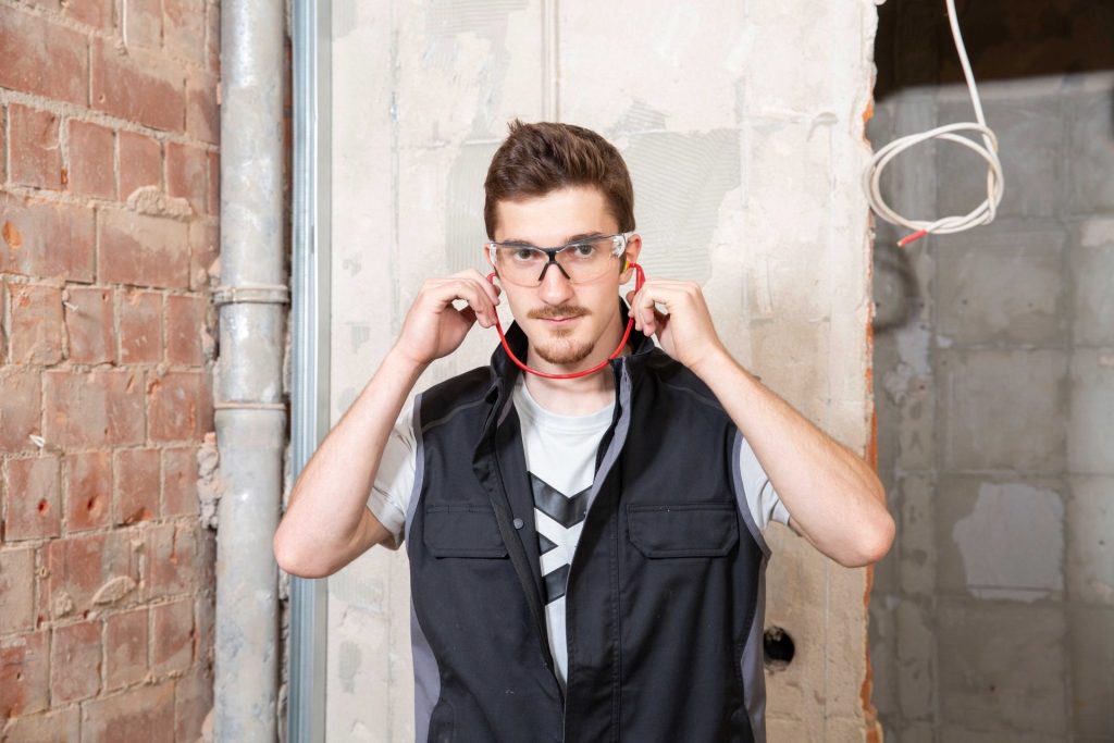 Augenschutz, Arbeitsschutz, Arbeitssicherheit, Persönliche Schutzausrüstung, PSA, Schutzbrille Cetus X-treme, Bügelgehörschutz x-300, richtig einsetzen, Augenschutz, Bügelbrille, Gehörschutz, Würth MODYF, Cetus Linie, Cetus Weste, T-Shirt