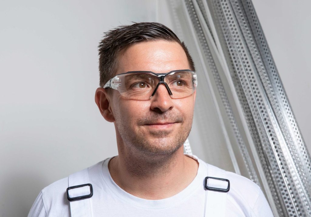 Arbeitsschutz, Arbeitssicherheit, Persönliche Schutzausrüstung, PSA, Schutzbrille, Bügelbrille, Schutzbrille Cetus X-treme, Würth MODYF, Arbeitsbekleidung, Arbeitskleidung, Workwear, Cetus Linie, Cetus Arbeitslatzhose, T-Shirt weiß