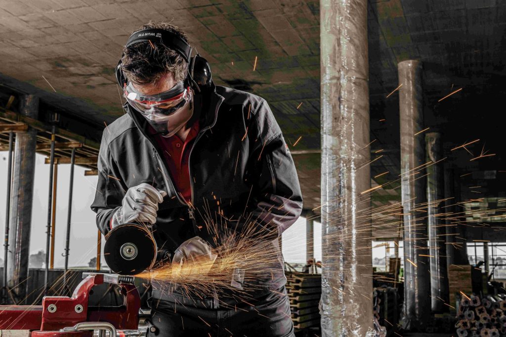 Akku-Winkelschleifer AWS 18-125 P COMPACT, Trennen, Schneiden, Würth Master Maschine, M-CUBE, Vollsichtbrille, Schutzhandschuhe, Kapselgehörschutz, Softshelljacke, Hose grau, Augenschutz, Schutzbrille, Handschutz, Handschuhe, S3 Schuh, Sport Plus Flexitec, Bundhose Cetus Anthrazit grau, Softshelljacke Cetus, Multifit Nitril, Korbmaske, Maske, Arbeitsschutz, Arbeitssicherheit, PSA, Persönliche Schutzausrüstung, Würth MODYF, Arbeitsbekleidung, Arbeitskleidung