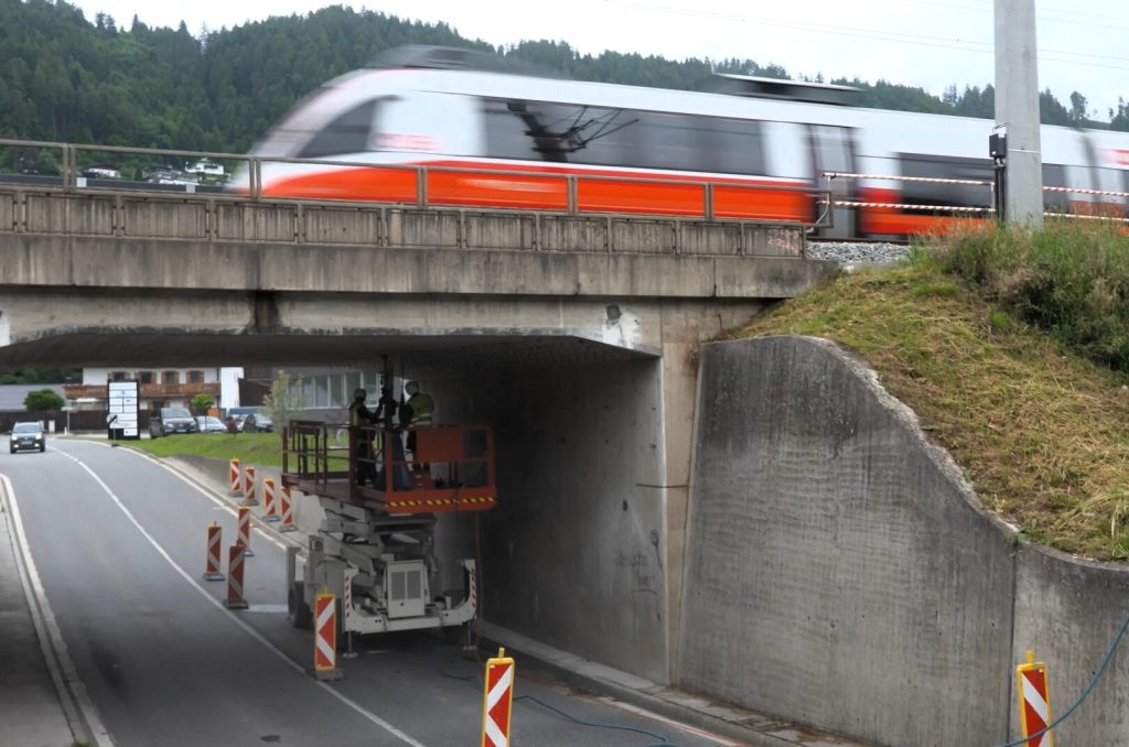 Auwegbrücke / Eisenbahnüberführung im Umfeld des Bahnhofs Fritzens-Wattens