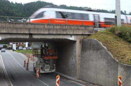 Auwegbrücke / Eisenbahnüberführung im Umfeld des Bahnhofs Fritzens-Wattens