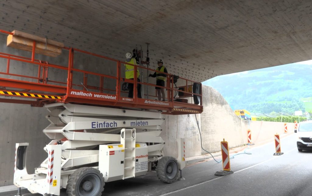 Montage RELAST® System an einer Bahnüberführung, bei fließendem Verkehr
