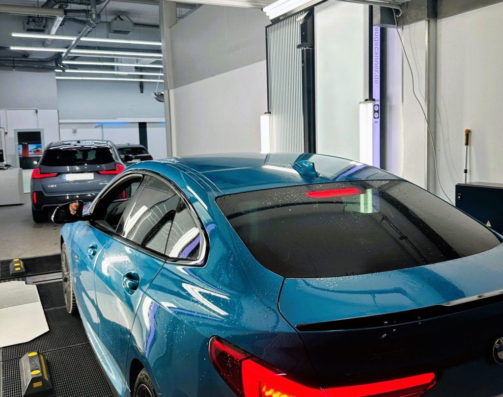 Fahrzeugscanner erkennen Schäden automatisch beim Vorbeifahren.
