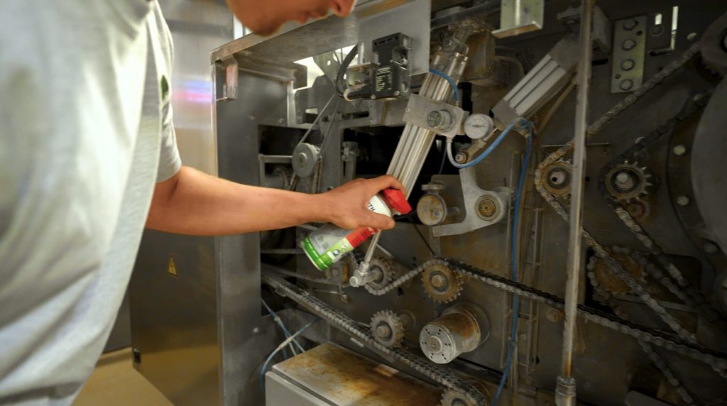 Wartung mit NSF-zertifiziertem Würth Produkt im lebensmittelnahen Bereich