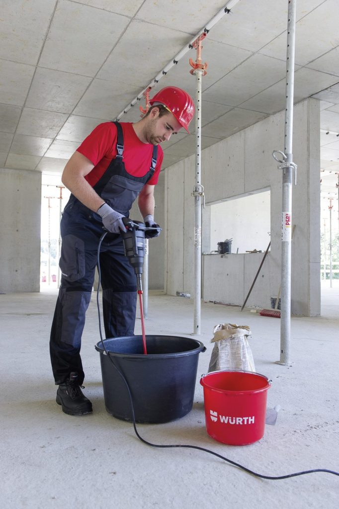 Beide Kleber werden in einem sauberen Gefäß mit kaltem Leitungswasser klumpenfrei angerührt.
