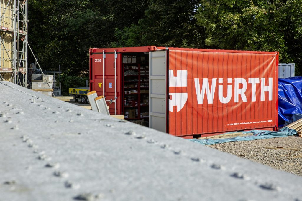 Mit intelligenten Liefer- und Lagerlösungen reduziert Würth Transportwege, Wartezeiten und CO₂-Emissionen.