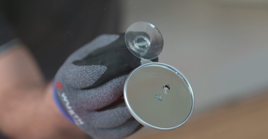 3 Spiegel von innen an der Scheibe fixieren